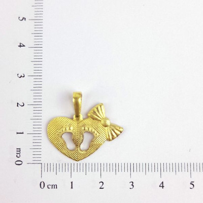 PIN CORAÇÃO COM PÉ E LAÇO CAP