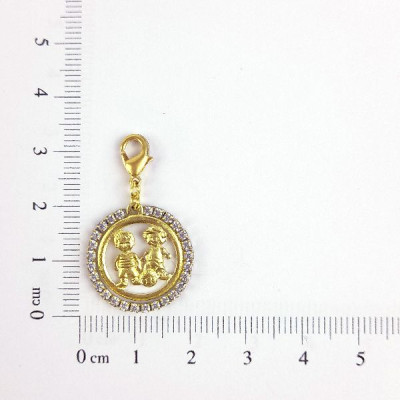 PIN MENINO COM BOLA ZIRCÔNIA